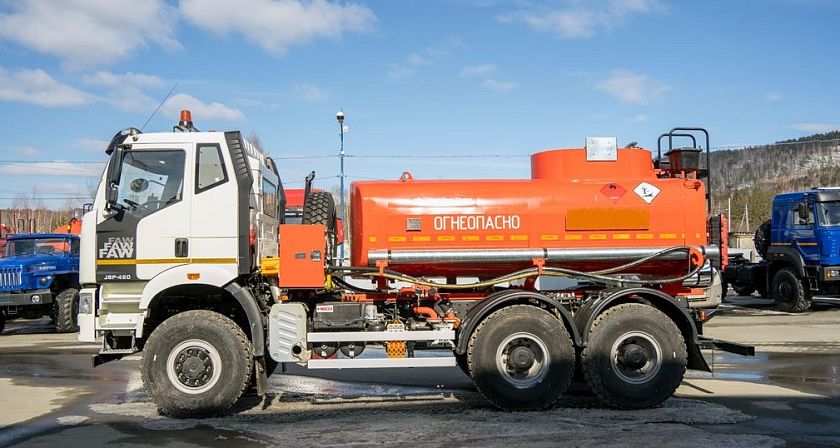 Автотопливозаправщик АТЗ FAW 6х6 односкатная ошиновка